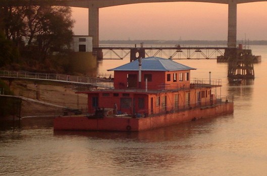 Centro Cultural Flotante Siete Corrientes: um “grão de areia” sobre o Rio Paraná