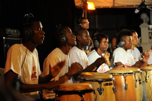La Asociación Pracatum y la revolución de los tambores en Candeal: música, educación y desarrollo comunitario